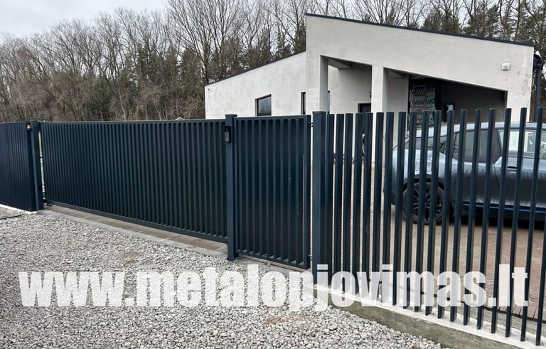 Metalinės šukos tvora