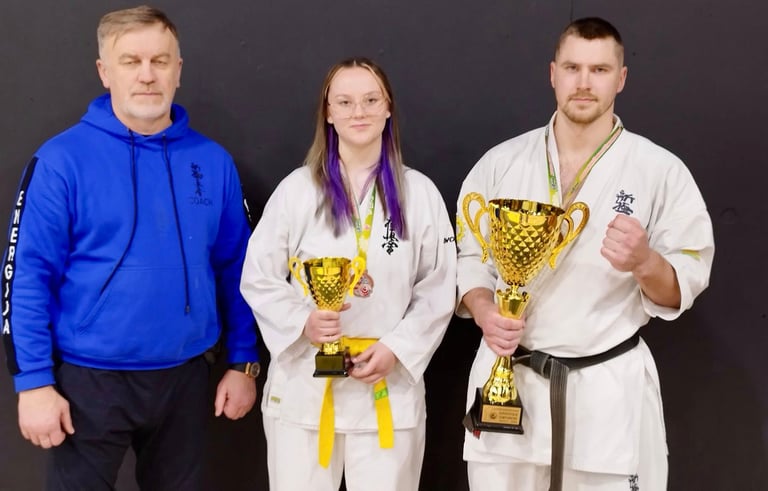 2026 m. Lietuvos čempionato prizininkai E. Kondrotaitė ir P. Žimantas su Mokytoju V. Silvaško