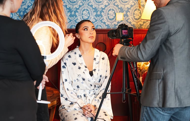 la mariée pendant ses préparatifs, avec sa maquilleuse, le vidéaste et la wedding planner