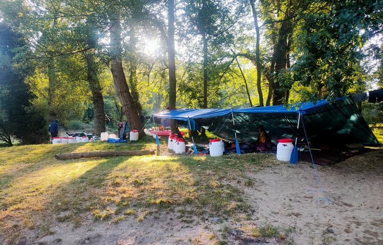 bivouac camps camping tente sauvage bord rivière sauvage