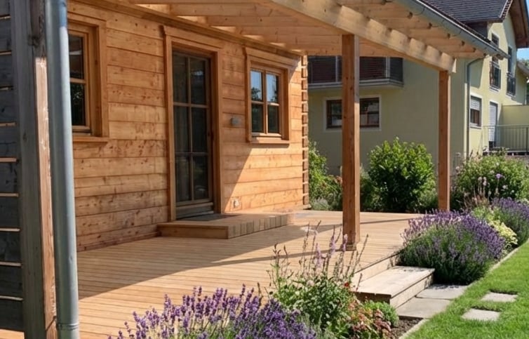 Überdachte Holzterrasse an einer Holzfassade im Garten von Holztechnik Volk am Ammersee
