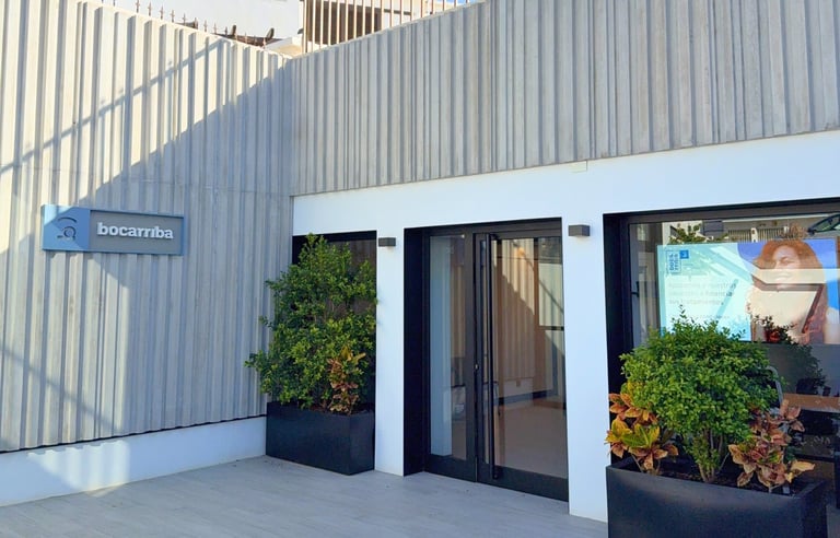 Exterior de la fachada de la Clínica dental Bocarriba en Costa del Silencio, con un diseño moderno 