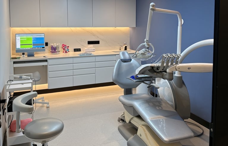 Consultorio dental moderno de la Clínica Bocarriba en Costa del Silencio, con paredes azules