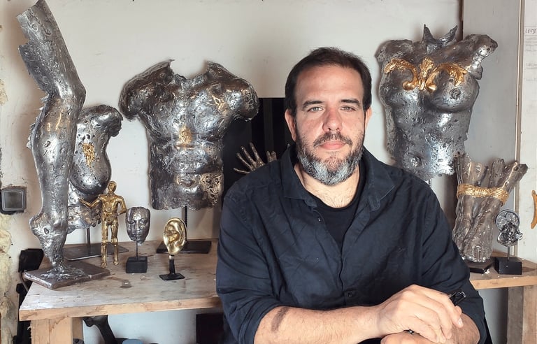 artiste contemporain posant devant ses oeuvres en metal de corps -mikacreations