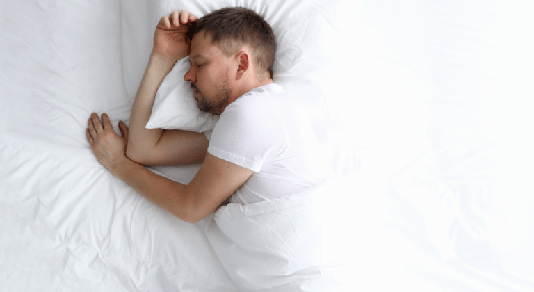 Homem dormindo bem após tratamento odontológico do sono com dentista na Lapa PR.