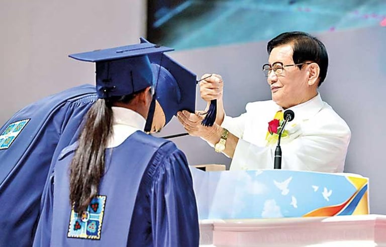 Um homem com beca e capelo de formatura