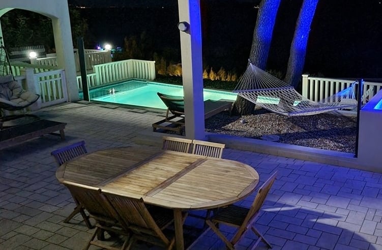 The photo shows the central part of the courtyard and the illuminated pool.