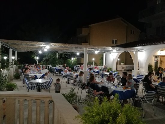 The photo shows the terrace of the Skalinada restaurant in Lokva Rogoznica.
