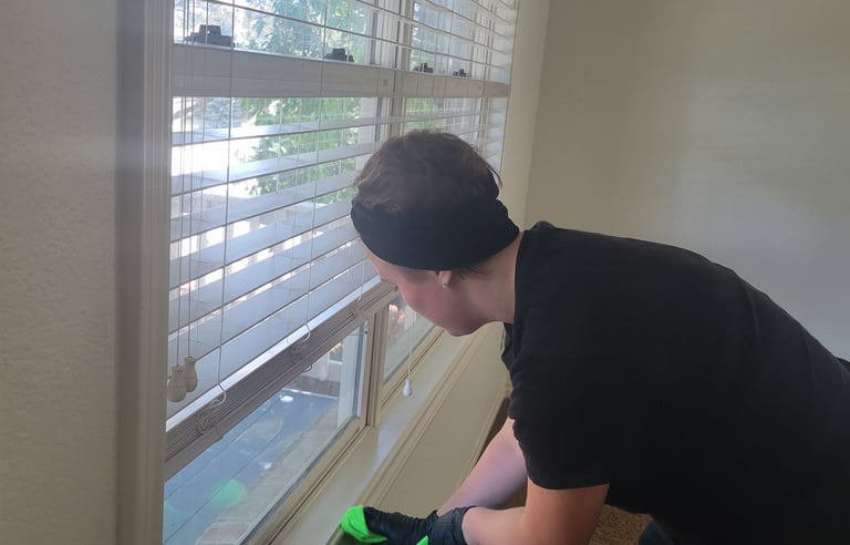 Move in/move out organic cleaning: King Organic Clean: Employee cleaning a move out/ move in window