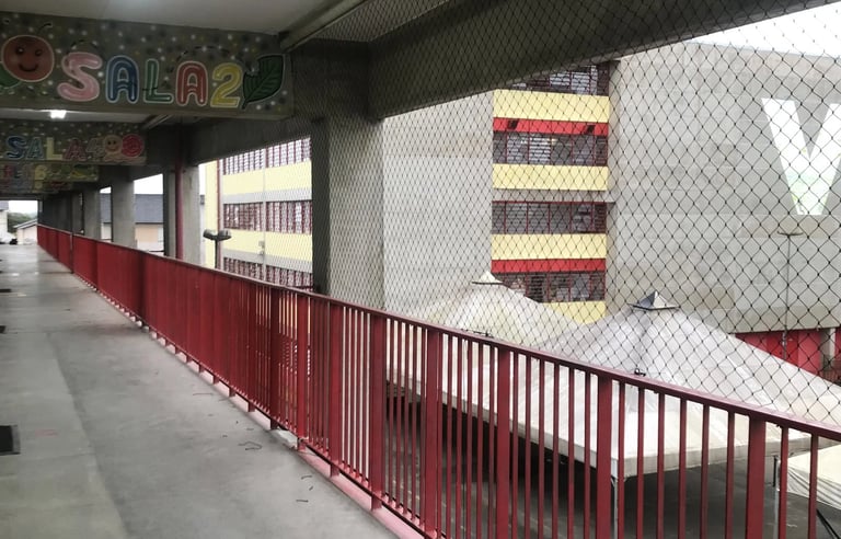 Instalação profissional de redes de proteção em janelas de salas de aula de escola