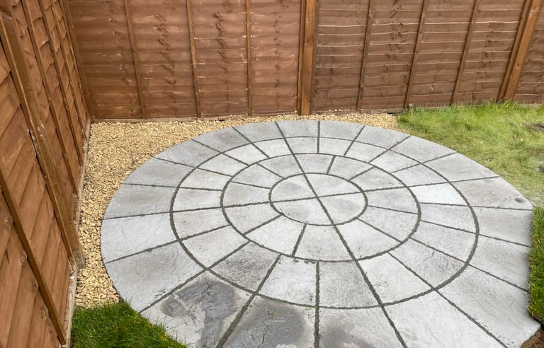 stlylish round shaped patio by br building and landscapes