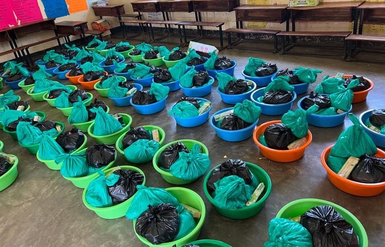 Klassenraum mit vielen gepackten Geschenkkörben