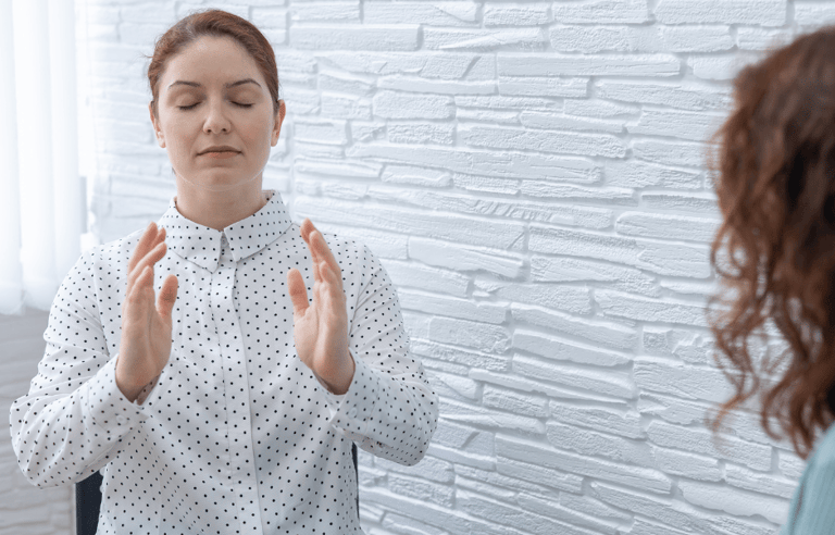 Vrouw in hypnose behandeling