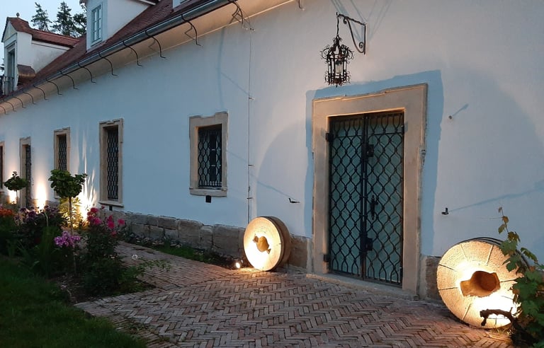 Ideální místo pro svatbu nedaleko Prahy. Oslava na statku. Statek u Prahy.