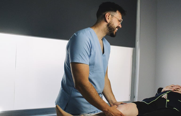 Fisioterapeuta Carlos Sastre atendiendo paciente en camilla en Toledo