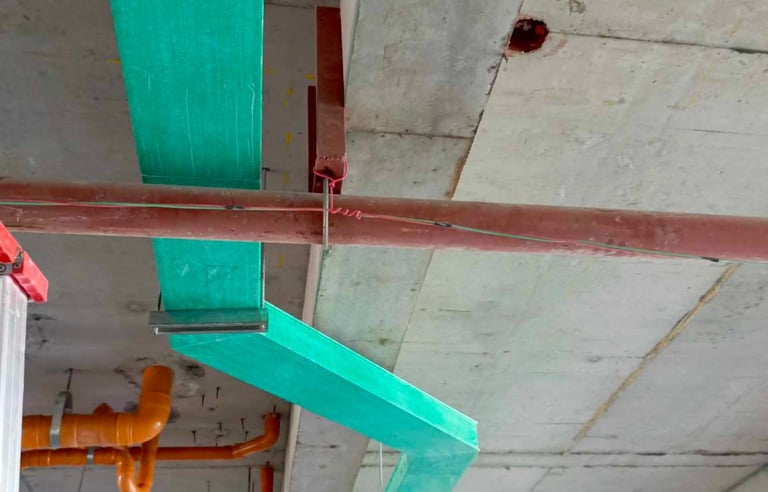 A tűzvédelmi csövek és az üvegszálas kábelcsatornák a tetőre vannak felemelve merevítő csatornával é