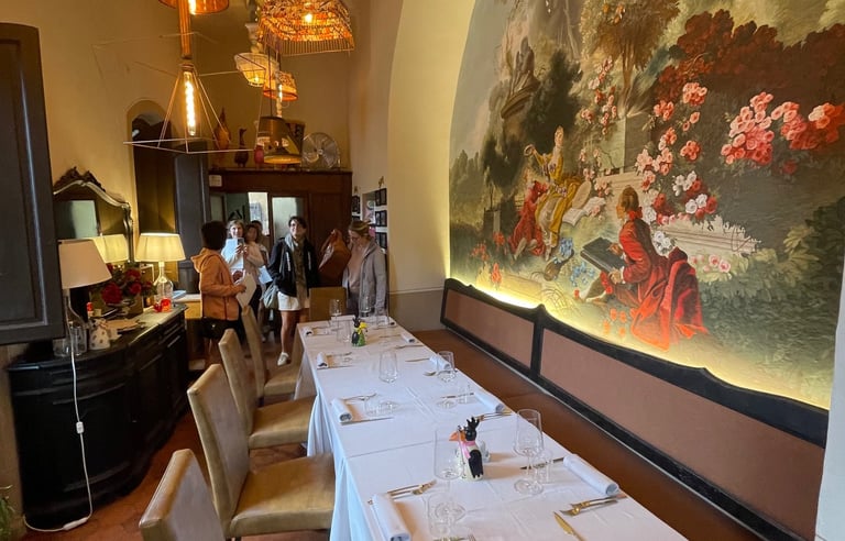 Dîner de groupe dans une salle privatisée ornée d'une fresque, expérience gastronomique organisée po