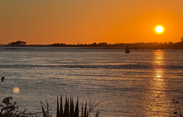 Vue sur le Golfe du Morbihan au coucher du soleil