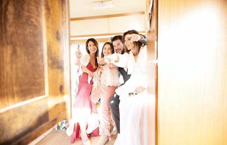 Invités utilisant la borne photo dans la caravane