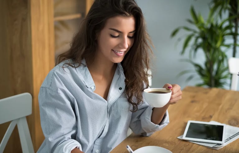 Leitura como atividade de autocuidado e chá para relaxamento e bem-estar mental 