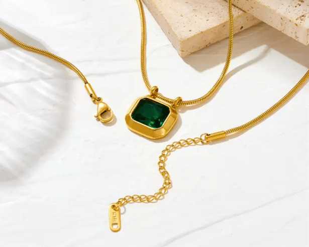 GREEN PENDANT NECKLACE