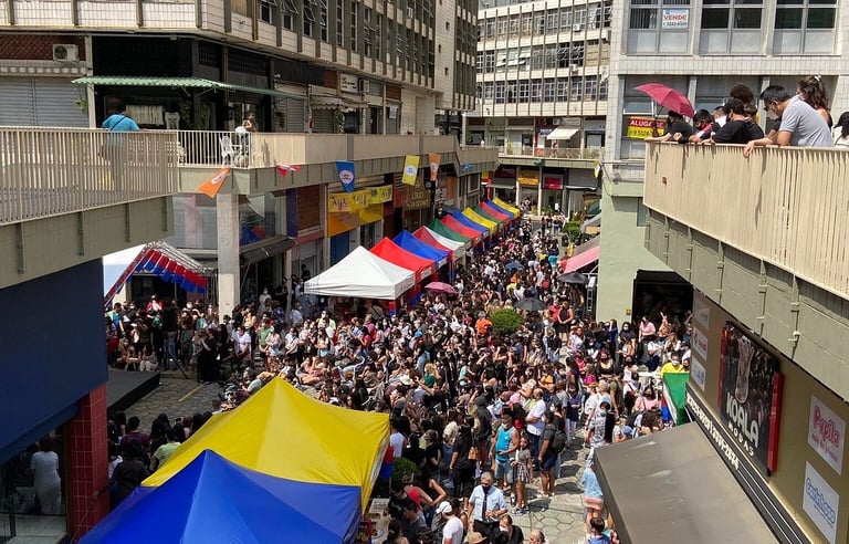 Vista da Rua José Paulino com clientes e tendas coloridas no bom retiro