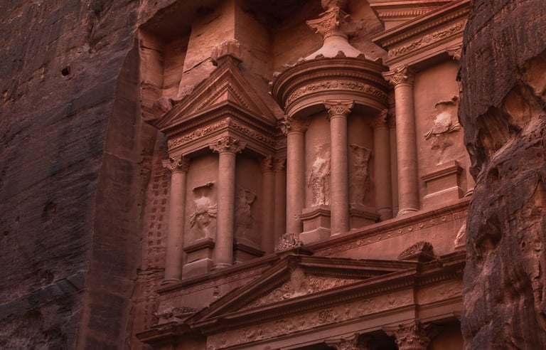 Facciata del Tesoro nel sito archeologico di Petra in Giordania