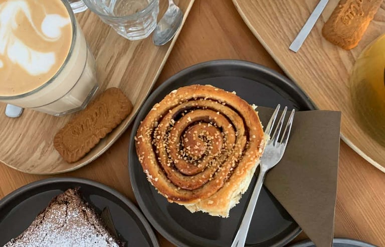 Foto van koffie en glutenvrij en lactosevrij gebak in de koffiebar Goya Gent