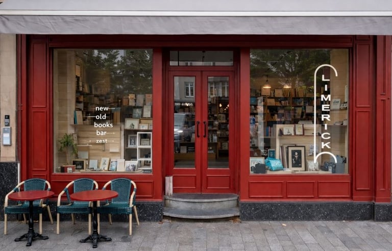 Foto van de voorkant van de boekenwinkel en koffiebar Limerick in Gent aan het Sint-Pietersstation