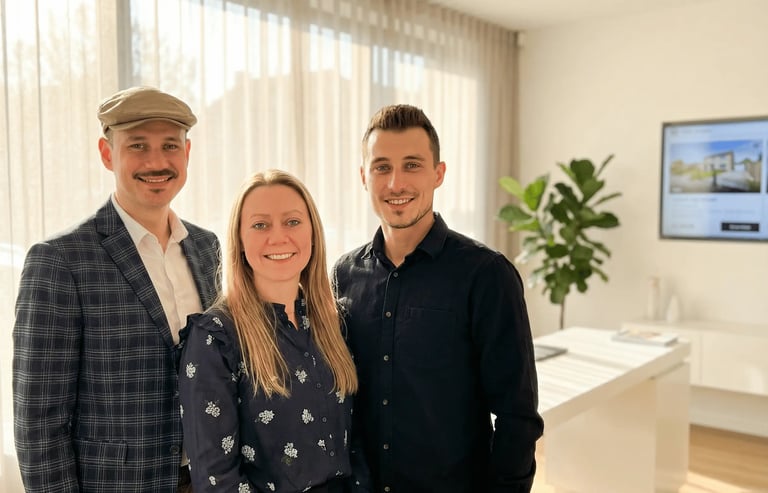 Team von Reidelbach Immobilien mit Manuel Reidelbach, Roman Toponar und Katja Müller im Büro in Fürth