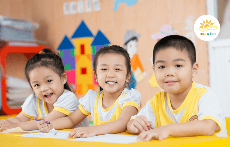 Lớp học nhóm Phát Triển Ngôn Ngữ tại trung tâm Hoa Nắng