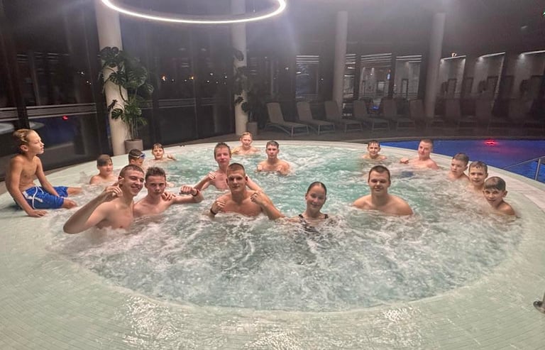 Vaikų poilsis Akmenės rajono sporto centro baseine po intensyvių varžybų savaitgalio