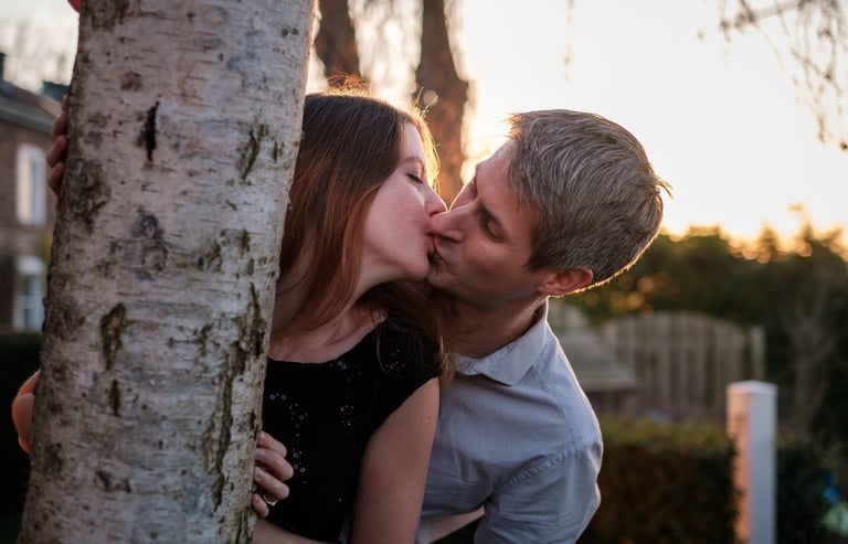 Couple d'amoureux en séance d'engagement (style fine art)