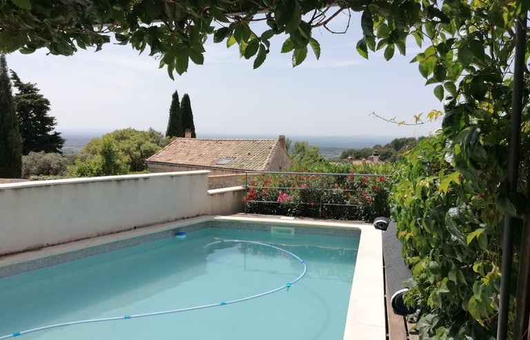 Location de vacances avec vue et piscine à Le Barroux au pied du Mont Ventoux en Provence