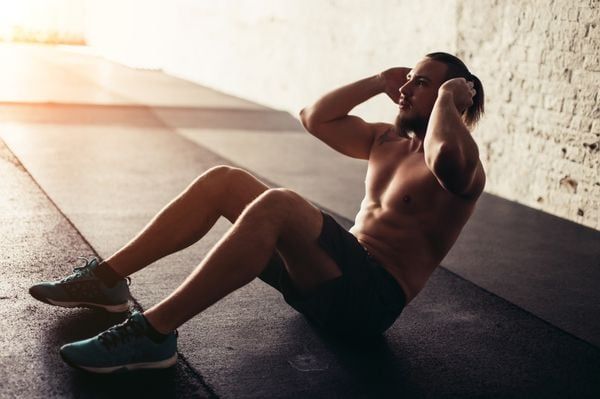 Fit homem levantar tronco treinar treino de musculação