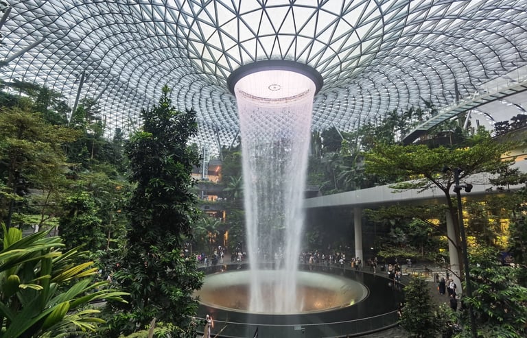 Rain Vortex Singapour plus grande cascade intérieure au monde