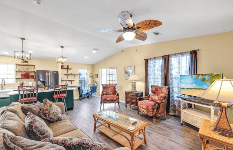 Siple Elegance Vacation Rental-Living area