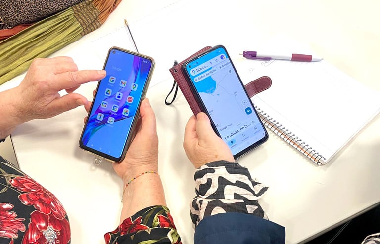 dos personas navegando en aplicaciones con sus móviles