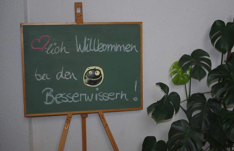 ein Tafelbrett mit einem Smiley-Gesicht gezeichnet on it
