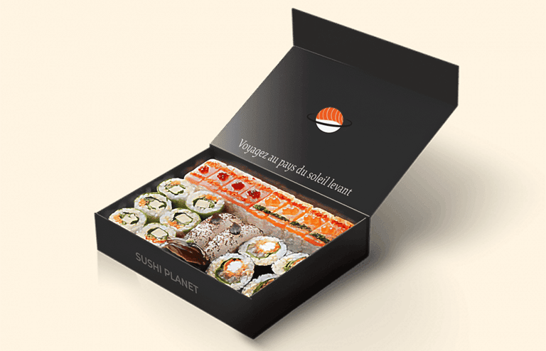 Sushi Planet box deluxe noire avec logo et baseline "voyagez au pays du soleil levant"
