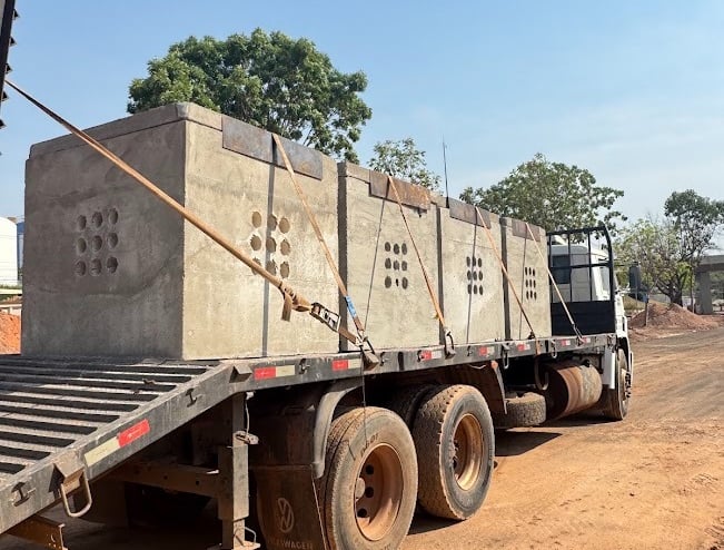 caixa com fundo e sem fundo de concreto