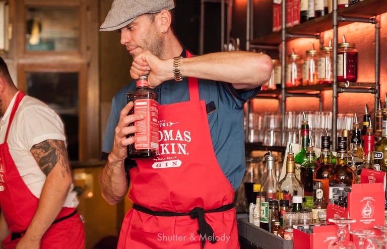 Thomas Dakin öffnet stellvertretend eine Flasche Gin.