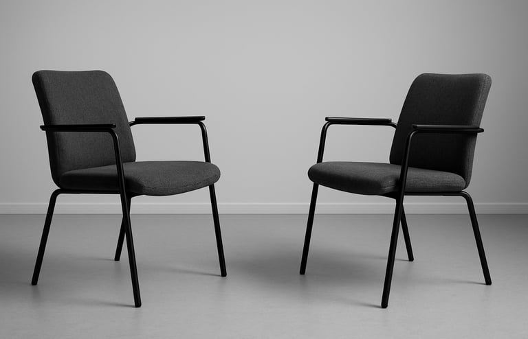 Een lege kamer, twee stoelen en de vraag: wat is er volgens jou gebeurd? Hier begint ruimte.