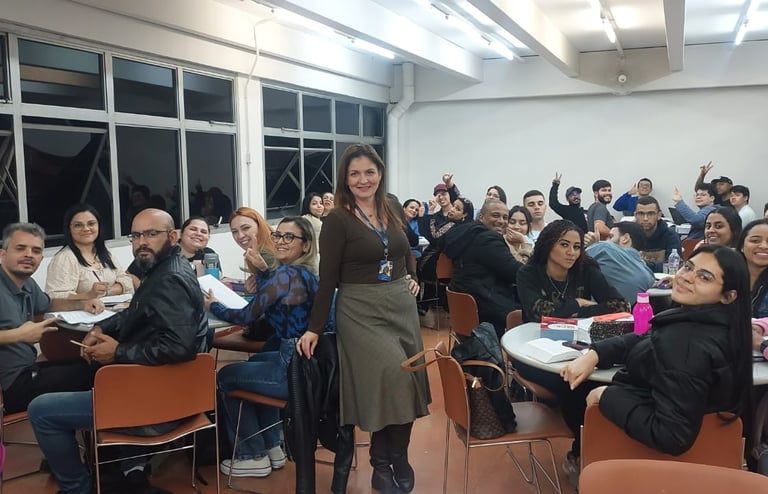 Dra. Giseli Passador com seus alunos em sala de aula
