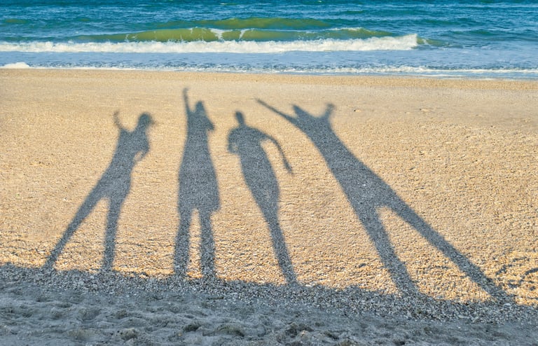 a group of people standing on a beach. La solidarité d'une équipe de professionnel