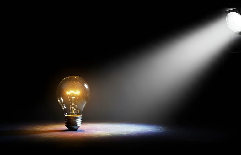 Spot qui éclaire dans le noir une ampoule pour symboliser la clarté mentale du travail de l'ombre