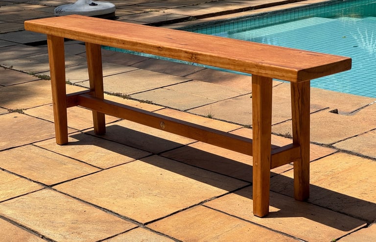 Banco em peroba com 1,40m x 28 cm altura 47 cm