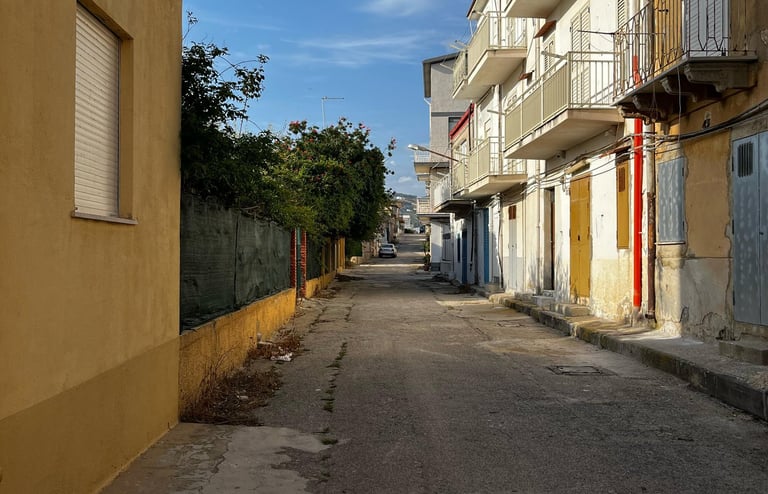 torre di gaffe, street near Co.bay
