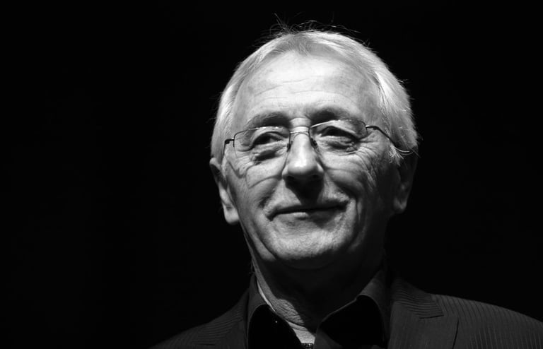 Nasmiješeno lice hrvatskog pjevača Olivera Dragojevića