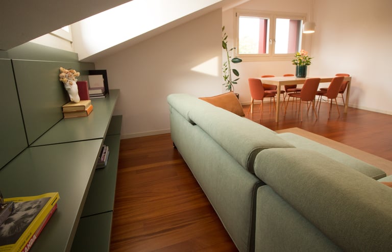 Giulia Sbrogiò | designer - living - interni- design d'interni - boiserie - verde- divano - tavolo in marmo - calligaris